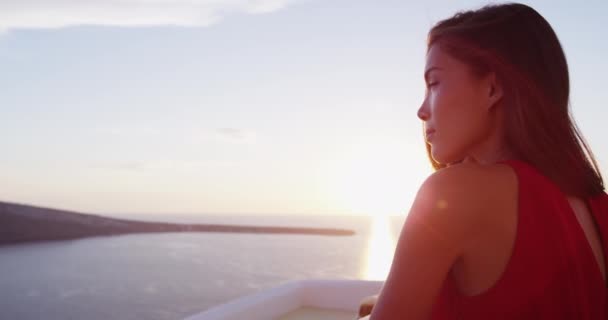 Γυναίκα που απολαμβάνει το διάσημο ηλιοβασίλεμα της Οίας στη Σαντορίνη - Greek Island Travel Tourist — Αρχείο Βίντεο