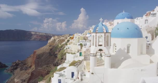 Santorini pohled na Oia Village Blue kupole kostel - Cestovní dovolená Destinace — Stock video