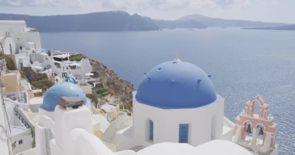 Santorini Veduta della chiesa della cupola blu del villaggio di Oia alla destinazione famosa di viaggio — Video Stock
