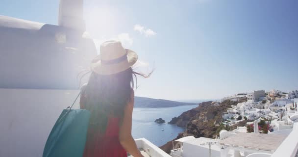 Ταξίδια διακοπές - ευτυχισμένη τουριστική γυναίκα απολαμβάνοντας όμορφη θέα της Οίας — Αρχείο Βίντεο