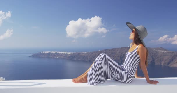 Europa Grécia Santorini viagem de férias - mulher — Vídeo de Stock