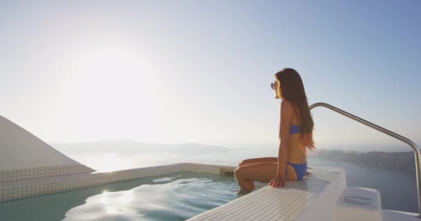 Luxury Travel Woman In Bikini Genieten van zonsondergang op Santorini, Griekenland — Stockvideo