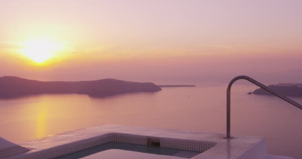 Vacanza di viaggio Vista sul tramonto di lusso e piscina termale dal Santorini Resort Hotel — Video Stock