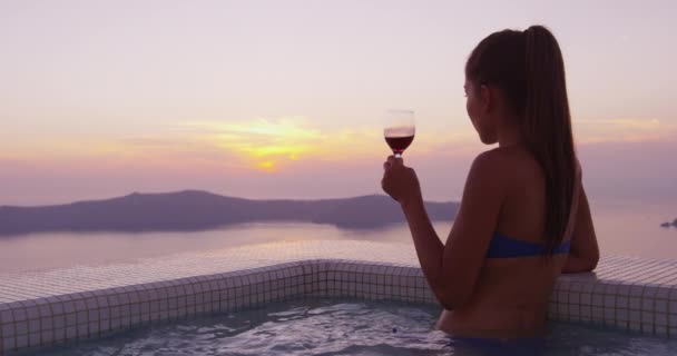 Europa Travel Luxury Woman In Bikini Apreciando o pôr do sol em férias — Vídeo de Stock