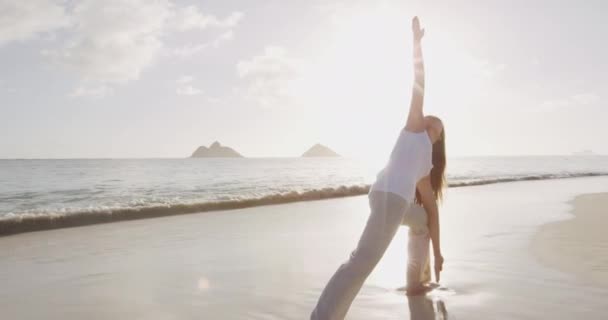 Йога и медитация женщина позируют на пляже — стоковое видео