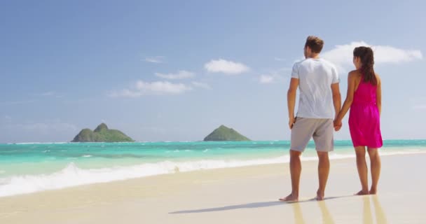 Casal de férias na praia relaxante em viagens durante as férias de verão — Vídeo de Stock