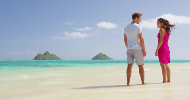 Para relaksująca się na rajskiej plaży — Wideo stockowe