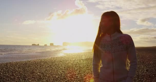 Islândia mulher turista andando em Reynisfjara praia de areia preta na Islândia — Vídeo de Stock