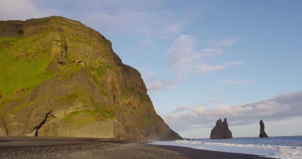 Izland természet táj és turisztikai célpont Reynisfjara fekete homokos strand — Stock videók