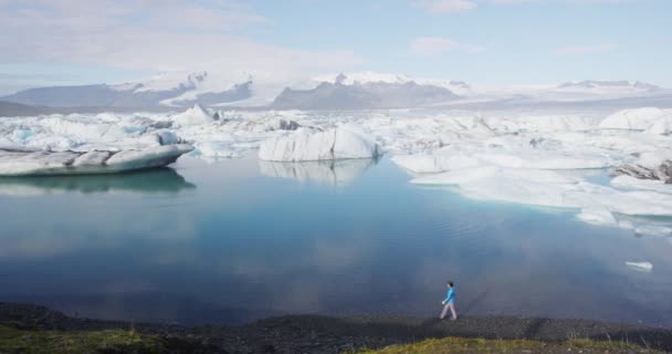 Island turist av Jokulsarlon glaciär lagun — Stockvideo