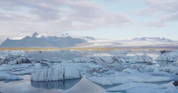 Lago de geleira de lagoa glacial Jokulsarlon, Islândia paisagem natural — Vídeo de Stock