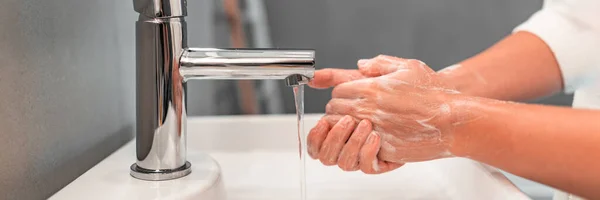 Handen wassen vrouw hand hygiëne reinigen met zeep als corona virus preventie. Panoramische banier — Stockfoto