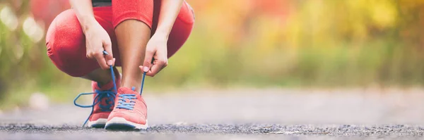 Ejercicio y deporte zapatillas corredoras mujer atando cordones preparándose para la carrera de verano en el parque forestal bandera panorámica encabezado de la cosecha. Jogging chica ejercicio motivación heatlhy ajuste vida. — Foto de Stock