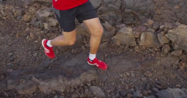 Man running - trail runner training running close-up van benen en hardloopschoenen — Stockvideo