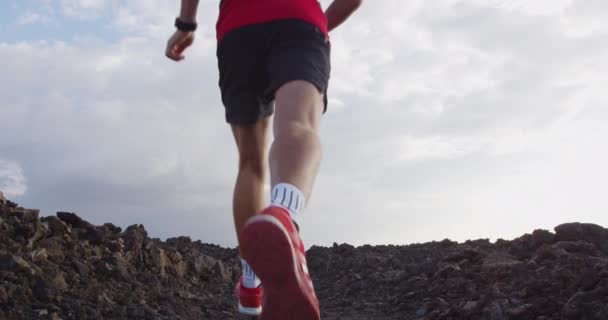 Běžící muž na stezce běžec cross-country běh žijící zdravý sportovní životní styl — Stock video