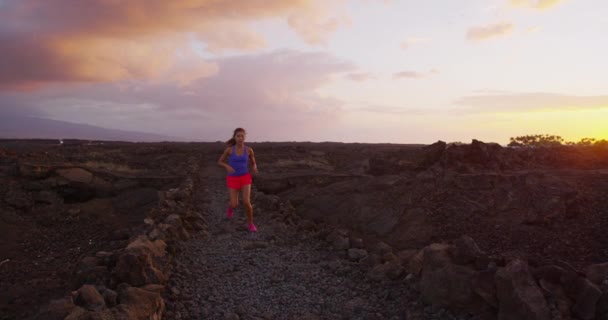 Running runner woman trail running cross country running on volcán — Vídeo de stock