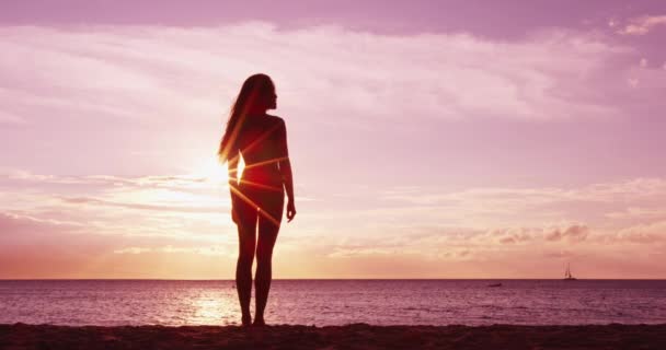 Пляжная женщина на закате - Силуэт элегантной женщины на пляже — стоковое видео