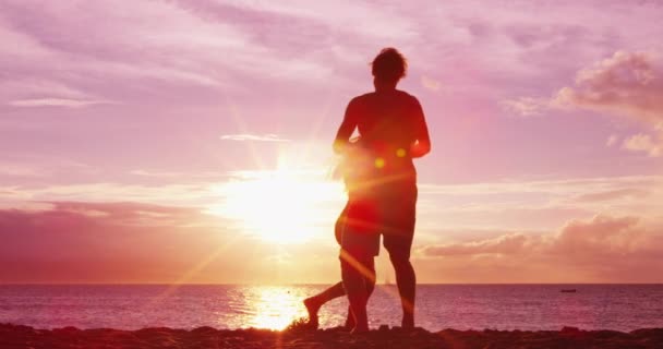 Par dans romantisk på stranden have det sjovt ved solnedgang legende og glad rejse – Stock-video