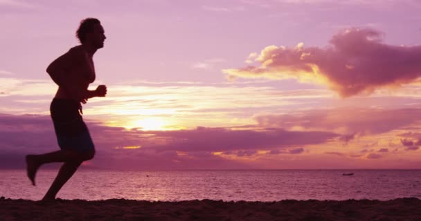 Homme courir et faire du jogging à l'aube de la plage — Video