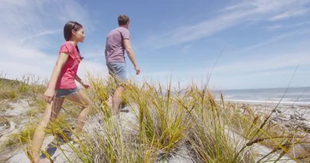 Paar wandelen op het strand in Nieuw-Zeeland - mensen in Ship Creek op Nieuw-Zeeland — Stockvideo