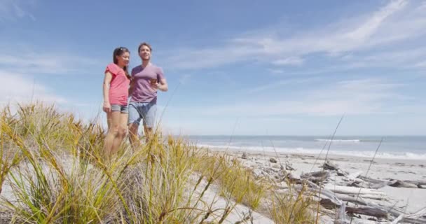 Para robiąca selfie na plaży w Nowej Zelandii za pomocą smartfona — Wideo stockowe
