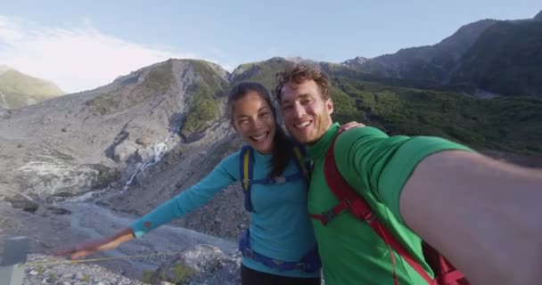 Feliz estilo de vida pareja selfie video - Los turistas de Nueva Zelanda, Franz Josef Glaciar — Vídeo de stock