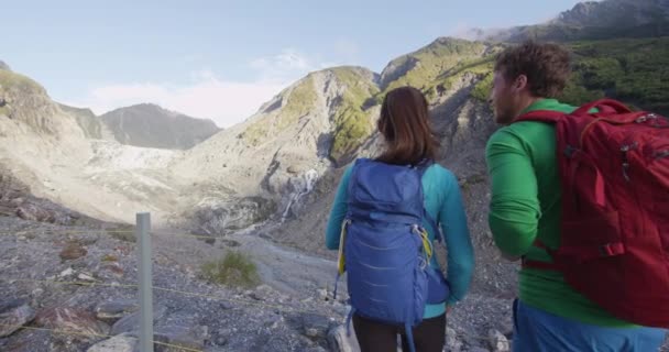 Turistas neozelandeses mochileros en la naturaleza por Franz Josef Glacier — Vídeo de stock