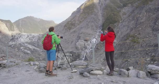 I turisti scattano foto al ghiacciaio Franz Josef in Nuova Zelanda — Video Stock