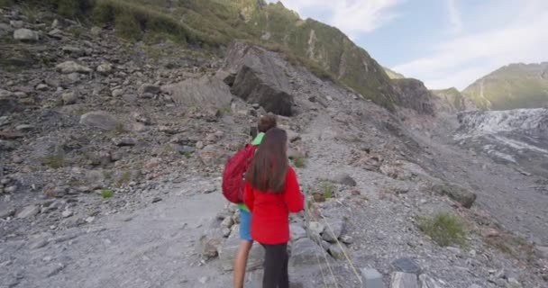 Franz Josef Buzulu - Yeni Zelandalı turistler doğada sırt çantasıyla geziyorlar — Stok video