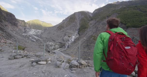 Franz-Josef-Gletscher - Neuseeland-Touristen beim Rucksackwandern in Naturlandschaft — Stockvideo