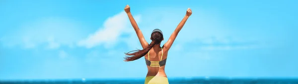 Objetivo realização mulher feliz com os braços abertos no sucesso para o exercício de fitness ou desafio de dieta. Ajuste a vista da menina a partir do banner traseiro panorâmico. — Fotografia de Stock