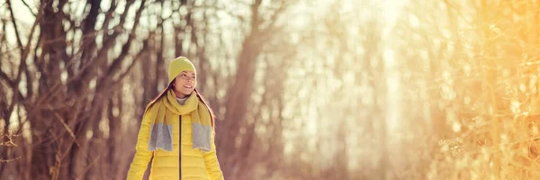 Inverno floresta caminhada mulher asiática vestindo roupas tempo frio andando ao ar livre natureza parque relaxante banner panorâmico cabeçalho. — Fotografia de Stock