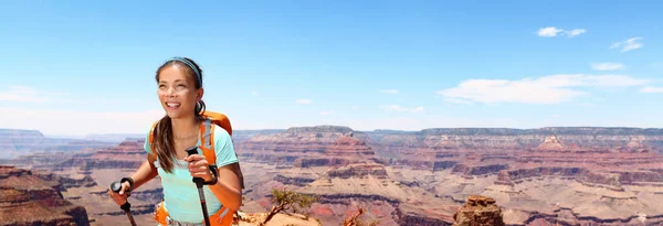Yürüyüşçü kız sırt çantasıyla yürüyüş yapıyor Grand Canyon Ulusal Parkı panoramasında yürüyüş direkleri.. — Stok fotoğraf