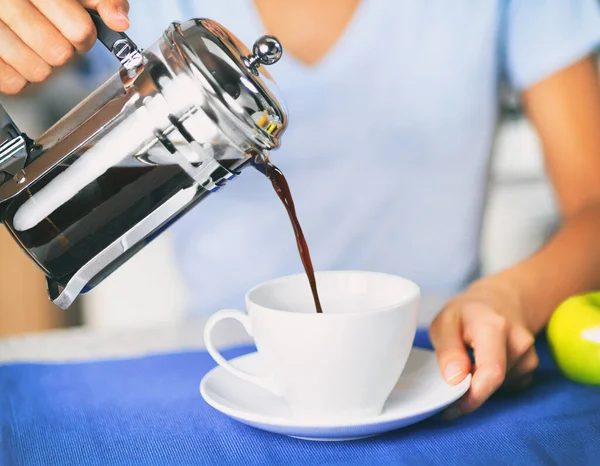 Cafe śniadanie kawy styl życia kobieta wylewanie filtr bezkofeinowy z francuskiej prasy ekspres do kawy w domu lub restauracji. Pionowe ujęcie zbliżeniowe. — Zdjęcie stockowe