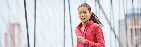 Träna utomhus i parken Asiatisk kvinna idrottsman löpare kör utanför panorama banner. Cardio träning på bro. — Stockfoto