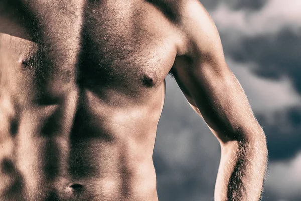 Sixpack sexy geschreddert abs man männliche Modell nackt zeigt muskulösen Bauch mit definierten abs Krafttraining fit Körpermuskeln. Fit Kerl nackter Oberkörper. — Stockfoto