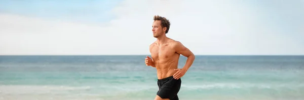 Homem atleta fitness correndo na bandeira da praia. Corredor fazendo treinamento de exercício de cardio-resistência ao ar livre sem t-shirt em tempo quente de verão. Panorâmica . — Fotografia de Stock