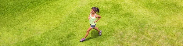 Runner donna in esecuzione su sfondo erba allenamento all'aperto per la maratona. Vista dall'alto dell'atleta asiatica in corsa. Bandiera. — Foto Stock