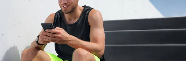 Férfi használ telefon kapcsolódik fitness smart watch egészségügyi monitoring a test és a sport adatok gyakorlása. Aktív egészséges emberek életmód banner panoráma termés okostelefon és intelligens óra. — Stock Fotó