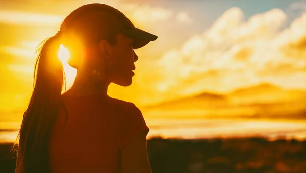 Kvinna siluett profil promenader utanför tittar bort till sidan med motivation. Friska aktiv livsstil kvinna utanför. Målsättning för livet: en utmaning. — Stockfoto