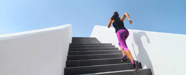 Treppen laufen Workout Athletin Läuferin Joggen tun hiit Schritt Treppe hoch Intervalltraining mit hoher Intensität. Panorama-Banner des aktiven Lebensstils. — Stockfoto