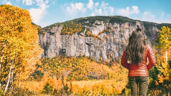 秋のハイキング女性の観光客は、ケベック旅行の秋の目的地の屋外を歩く｜オートゴージズ・デ・ラ・マルベイ,シャルルボワ,カナダの休暇. — ストック写真