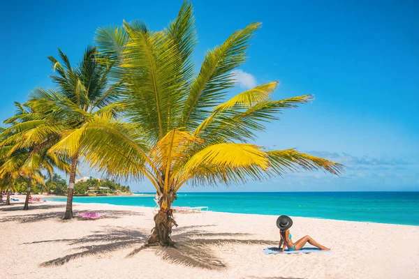 Caribe viagem verão mulher tomando banho de sol na praia durante as férias de cruzeiro. Fuga de luxo no resort de Dover Beach, ilha de Barbados. — Fotografia de Stock