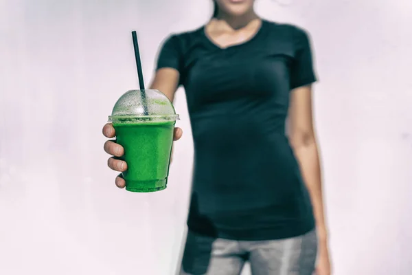 야채 디 톡 스 (detox) 로 만든 그린 스무디 (Green smoothie) 스포츠 음료가 쥬스를 깨끗하게 하여 카페에서 플라스틱 컵 여인 이 테이크를 하게 한다. — 스톡 사진