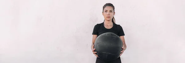 Kobieta sportowiec cross trening niosąc rzucanie ciężkich medycyny piłka robi przysiady i piłka slam. Siłownia tło panoramiczny baner. — Zdjęcie stockowe