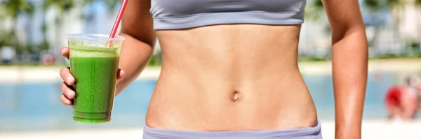 Grüner Smoothie gesunde Ernährung Detox Diät Frau trinken Selleriesaft an der Pool-Bar außerhalb. Panorama-Banner. — Stockfoto