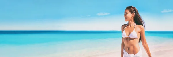 Bikini de vacaciones de playa modelo mujer asiática en blanco relajante caminando sobre el fondo de la bandera del océano para el lujo spa de bienestar. depilación láser verano listo cuerpo mujer en océano panorámico. — Foto de Stock