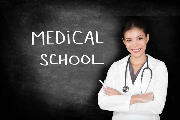 Läkarskola kvinnlig lärare läkare skriver på svarta tavlan text för att studera medicin vid universitetet. Asiatisk yrkesman — Stockfoto