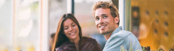 Feliz hombre joven con amiga mujer en la cafetería ciudad estilo de vida estudiantes adultos bandera encabezado panorámico sonriendo chico caucásico con chica asiática — Foto de Stock