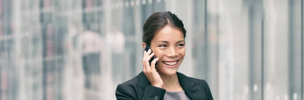 Die asiatische Geschäftsfrau, die auf dem Weg zur Arbeit mit dem Smartphone telefoniert, pendelt auf einem panoramischen Banner auf der Straße. Dame am Flughafen oder in der U-Bahn — Stockfoto